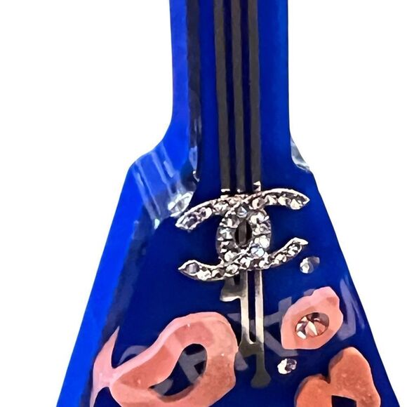 Chanel
Strass, Resin, Faux Pearl Guitar Brooch - Picture 4 of 8